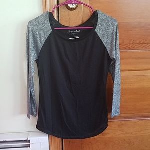 Black and silver sleeve American Eagle shirt - S